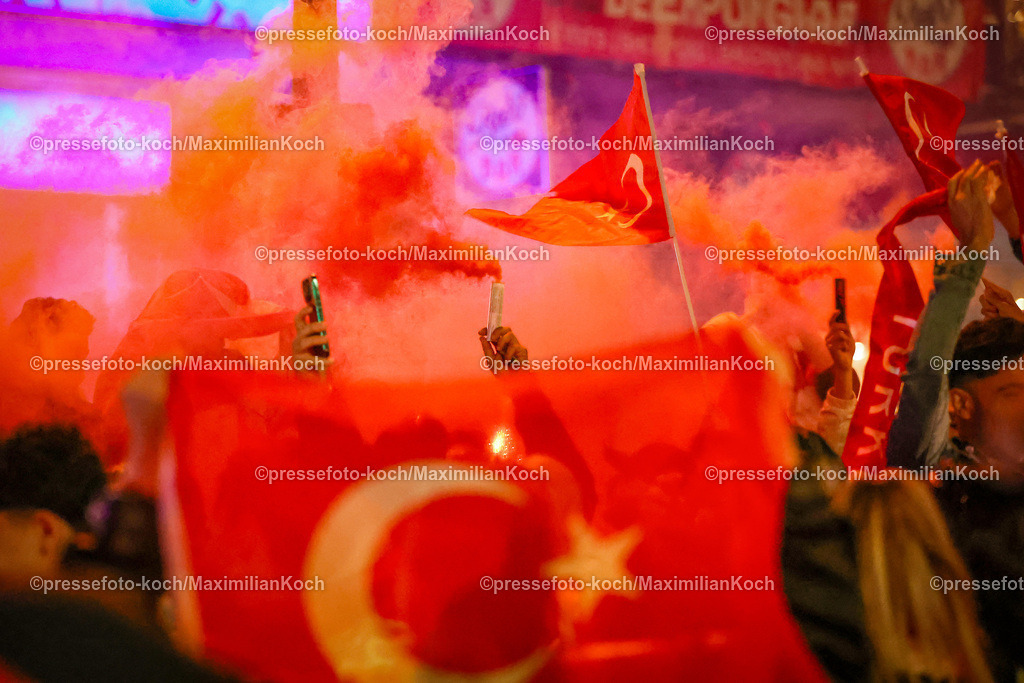 HHmx02072401039 | 02.07.2024, Hamburg, Tausende türkische Fans feiern nach dem Sieg der Türkei auf der hamburger Reeperbahn den Einzug ins Viertelfinale. Es werden jubelnd Rauchtöpfe, bengalos, Blinker, bengalisches Feuer und Feuerwerk gezündet. 