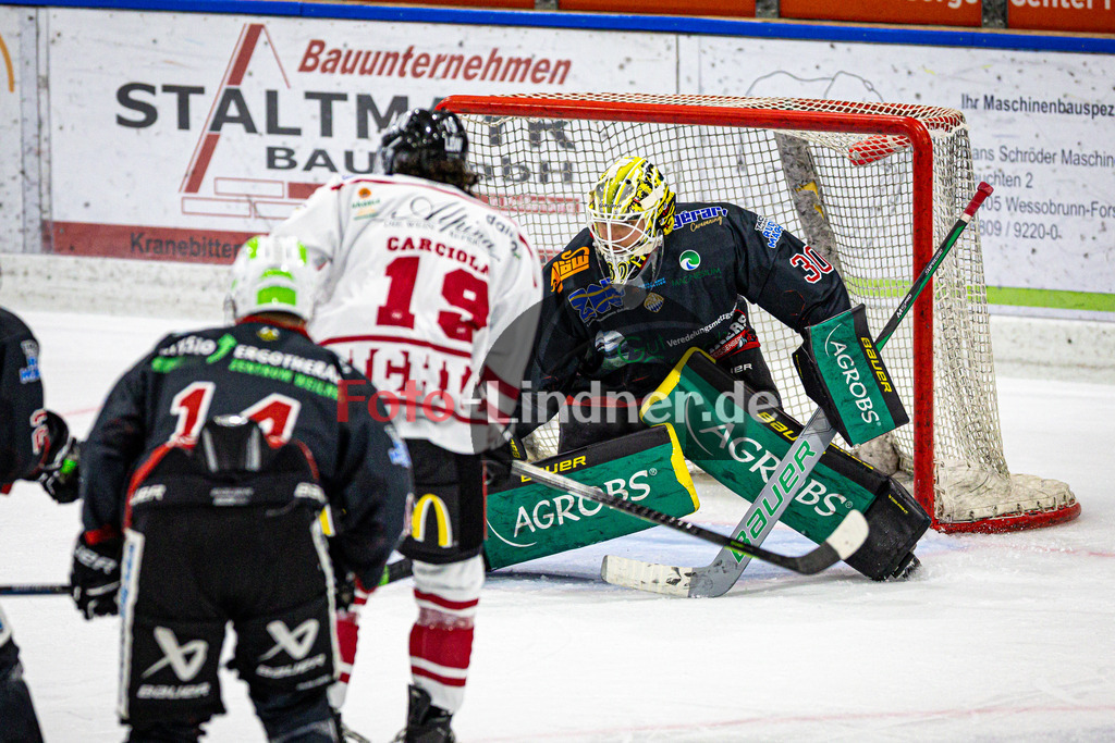 Peißenberg MINERS gegen ESV Buchloe Pirates | Eishockey Bayernliga 2025/26 Vorbereitung, Peißenberg MINERS gegen ESV Buchloe Pirates, 20250921,Joshua BARON (MINERS Goali 30) in Aktion,2025-09-21 in Peißenberg (flatbuy Arena Peißenberg), Joshua BARON (MINERS Goali 30), Adriano KARCIOLA (Buchloe PIRATES 19)Copyright: WolfgangxLindner www.foto-lindner.de
