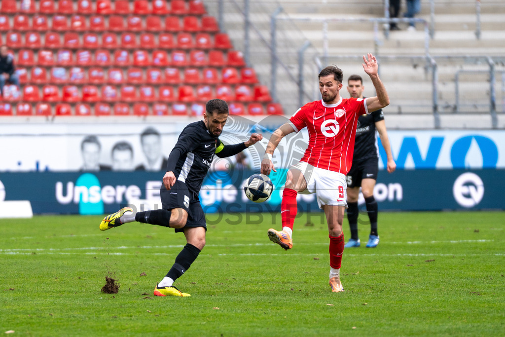 Kickers Offenbach vs. SG Sonnenhof Grossaspach, Fussball, Regionalliga Suedwest, 24. Spieltag, 14.03.2026 | Volkan Celiktas (SG Sonnenhof Großaspach, #05) bekommt den Fuß von Valdrin Mustafa (Kickers Offenbach, #09) ab,Kickers Offenbach vs. SG Sonnenhof Grossaspach, Fussball, Regionalliga Suedwest, 24. Spieltag, 14.03.2026Foto: photosbyphips/Philip Ziegler
