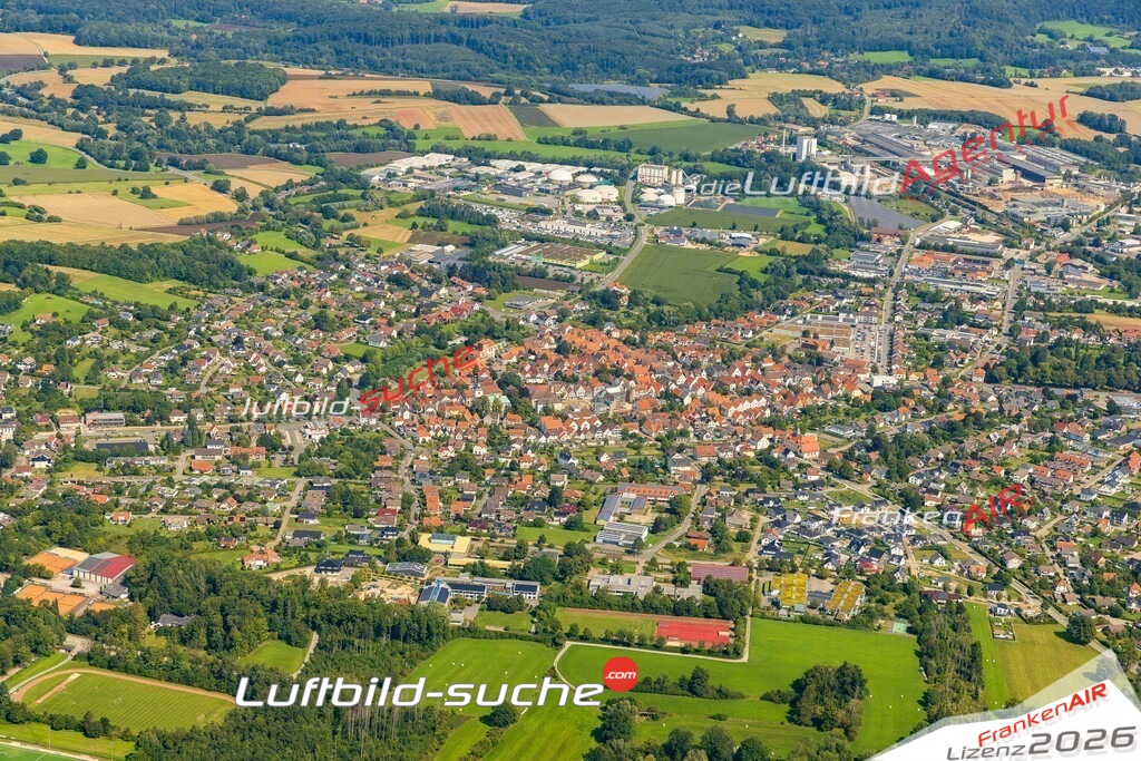 Vs Google Maps Horn-Bad Meinberg - Die Luftaufnahme wurde 2025 vom UL-Flugzeug heraus erstellt ( keine Drohnenaufnahme ) - Hochauflösende Luftaufnahme - für Wandbilder und großformatige Ausdrucke geeignet. Das besondere Geschenk!Hier alle&nbsp;Infos zur Lizenzierung der LuftaufnahmeWir fliegen auch dieses Jahr wieder in Ihre Region um Luftbilder zu erstellen.- Luftbild anfragen