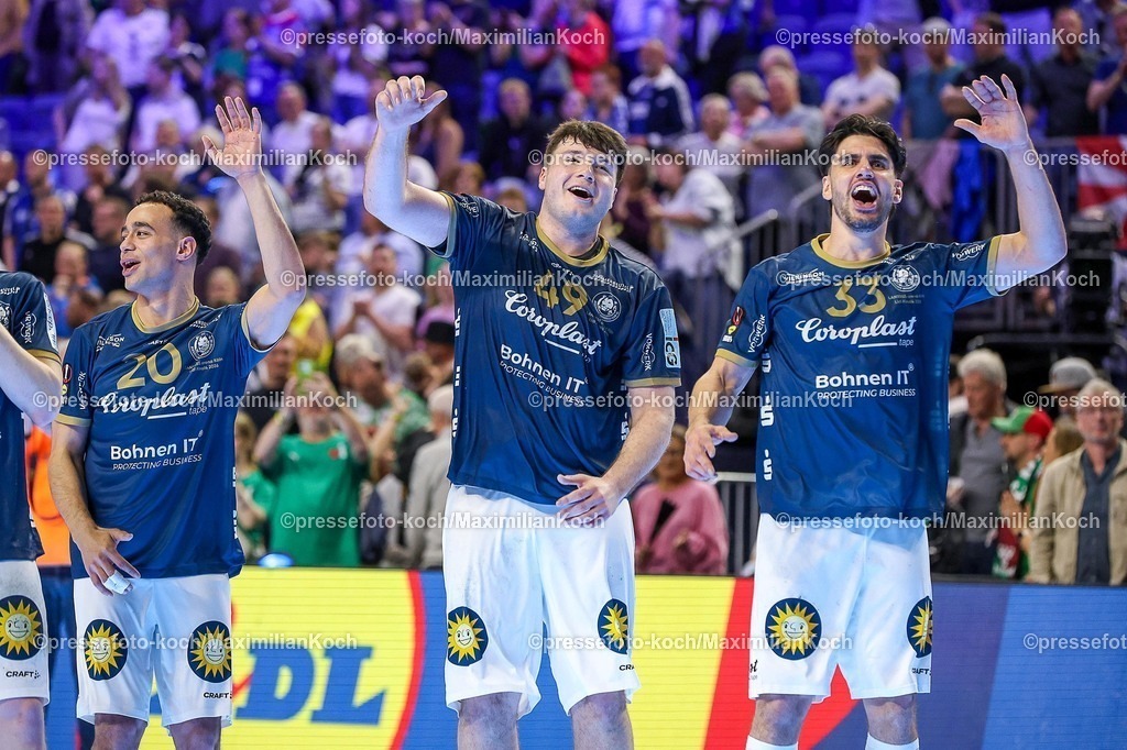 xSSCx18042602025 | 18.04.2026, xsscx, Handball, DHB-Pokal Lidl Final4, Halbfinale, Bergischer HC - SC Magdeburg, Saison 2025 / 2026 Herren, Lanxess Arena, Köln: Die Mannschaft des Bergischer HC feiert den Sieg über den SC Magdeburg  Belal Ibrahim Massoud (BHC #20) Aron Seesing (BHC #49) Eloy Morante Maldonado (BHC #33) Photo: xSandraxScherningxPressefotoKochx