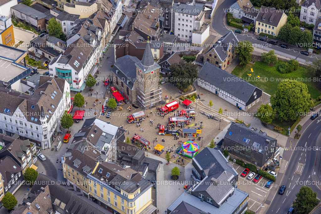 Velbert220803695 | Luftbild, Blaulichttag, Löschzüge Mitte der Freiwilligen Feuerwehr, Präsentation auf dem Platz Am Offers, evang. Alte Kirche Velbert, Velbert, Ruhrgebiet, Nordrhein-Westfalen, Deutschland