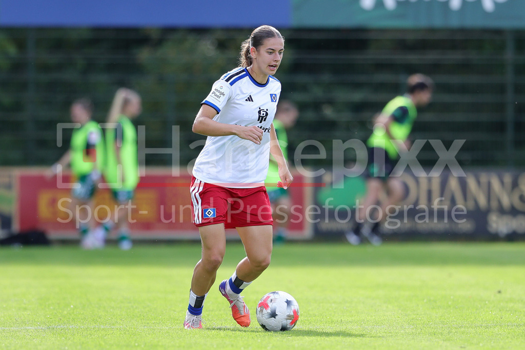 Fussball, Testspiel Frauen, SV Werder Bremen - Hamburger SV | Leni Eggert (Hamburger SV, HSV, 29) am Ball, Freisteller, Einzelbild, Ganzkörper, Aktion, Action, Spielszene