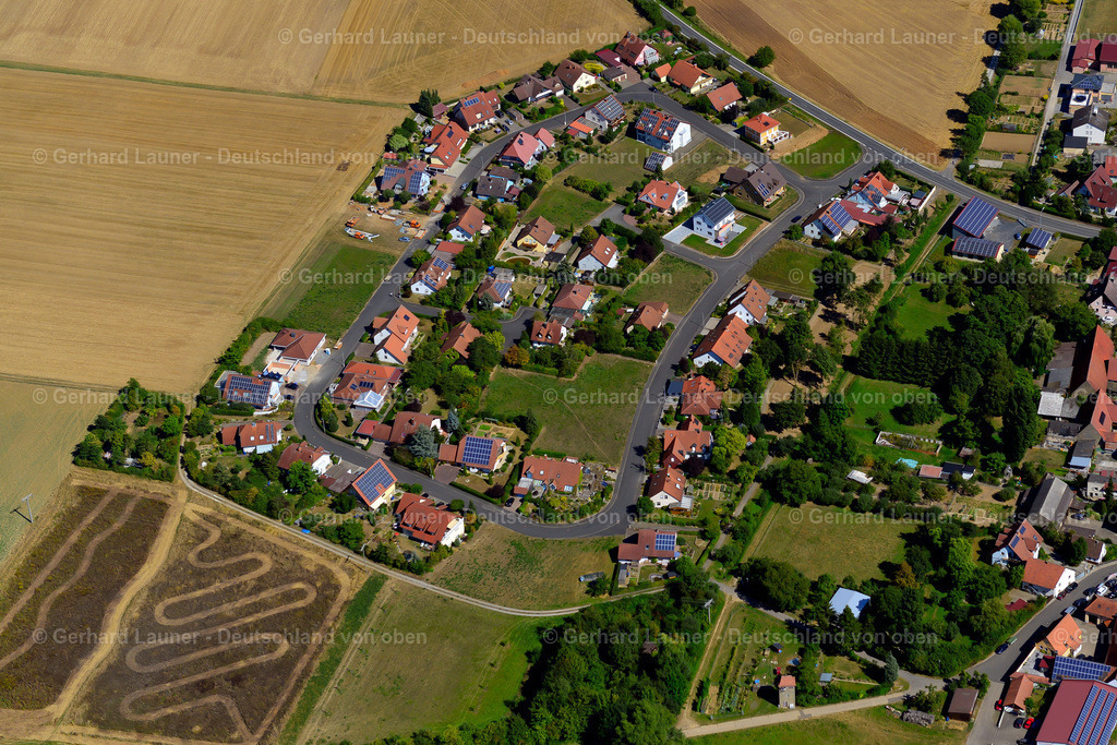 3650246 | HAUSEN 31.08.2016 Wohngebiet einer Einfamilienhaus- Siedlung am Rande von landwirtschaftlichen Feldern in Hausen im Bundesland Bayern, Deutschland // Single-family residential area of settlement on the edge of agricultural fields in Hausen in the state Bavaria, Germany Foto: Gerhard Launer