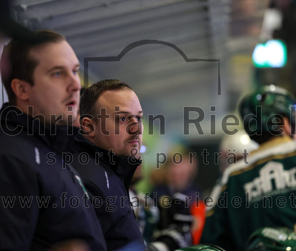 2025-11-16_095_TSV_Erding_gegen_Selber_Woelfe | Erding, Deutschland, 16.11.2025:Eishockey, Oberliga Süd 2025 / 2026, 17. Spieltag, TSV Erding gegen Selber Wölfe, Endergebnis: 3:1Co-Trainer Maximilian Helling (Erding Gladiators)Foto: Christian Riedel / fotografie-riedel.net