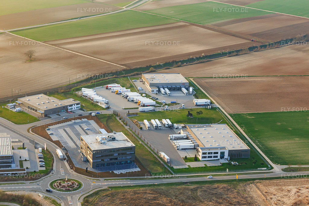 Luftbild: Markthalle 5, TRANSAC Logistics GmbH und Kardex Software GmbH in Rülzheim im Bundesland Rheinland-Pfalz in Deutschland. – Foto: IMG_113274.jpg vom 23.03.2019 durch Werner Riehm/FLY-FOTO.de – Auflösung des Originals: 5472 x 3648 px – TOMSLOT88 * Provider – TRANSAC Logistics GmbH – Offizielle von Kardex | Kardex Remstar | Kardex Mlog