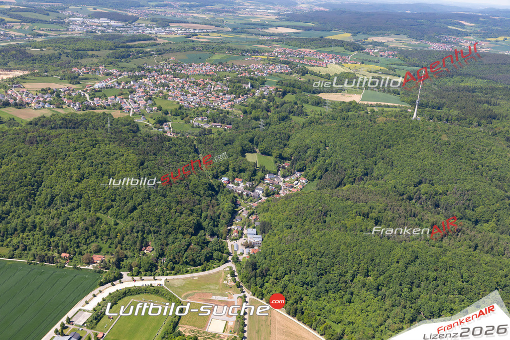 Die Luftaufnahme bergweg - Tegernheim wurde 2021 mittels Flugzeug (keine Drohne) erstellt. Hohe Auflösung -für große Poster und Wandbilder geeignet!