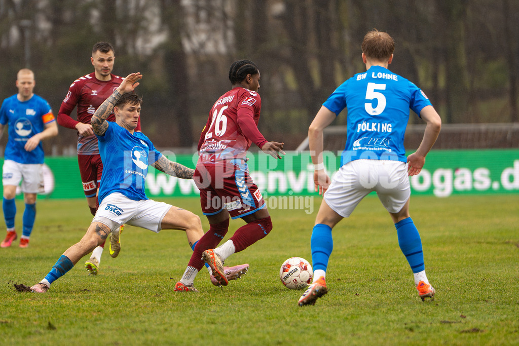 Fußball I Herren I Saison 2025-2026 I Regionalliga Nord I 23. Spieltag I TuS Blau-Weiß Lohne - SC Weiche Flensburg 08 I 0131 | Jakub Westerdorf (16, TuS BW Lohne) gegen Ibrahim Bashiru Ali (26, SC Weiche Flensburg 08) - Realisiert mit Pictrs.com