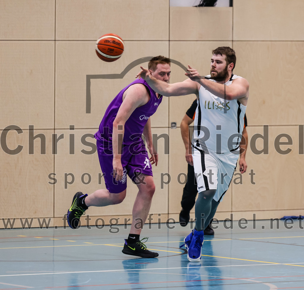 2022-05-01_067_TSV_Vaterstetten_gegen_DJK_Traunstein | Vaterstetten, Deutschland, 01.05.2022:
Basketball, Aufstiegsrunde zur Bayernliga 2021 / 2022, 5. Spieltag, TSV Vaterstetten gegen DJK Traunstein, Endergebnis: 87:79

C. Joch (DJK Traunstein, #16), Mathias Furtmair (TSV Vaterstetten, #15)

Foto: Christian Riedel / fotografie-riedel.net