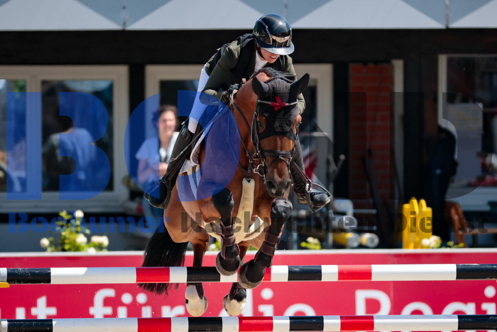 Longines Balve Optimum - Springen Samstag {date} -  | {headline}(Foto: Sebastian Sendlak / BOND) - Realisiert mit Pictrs.com