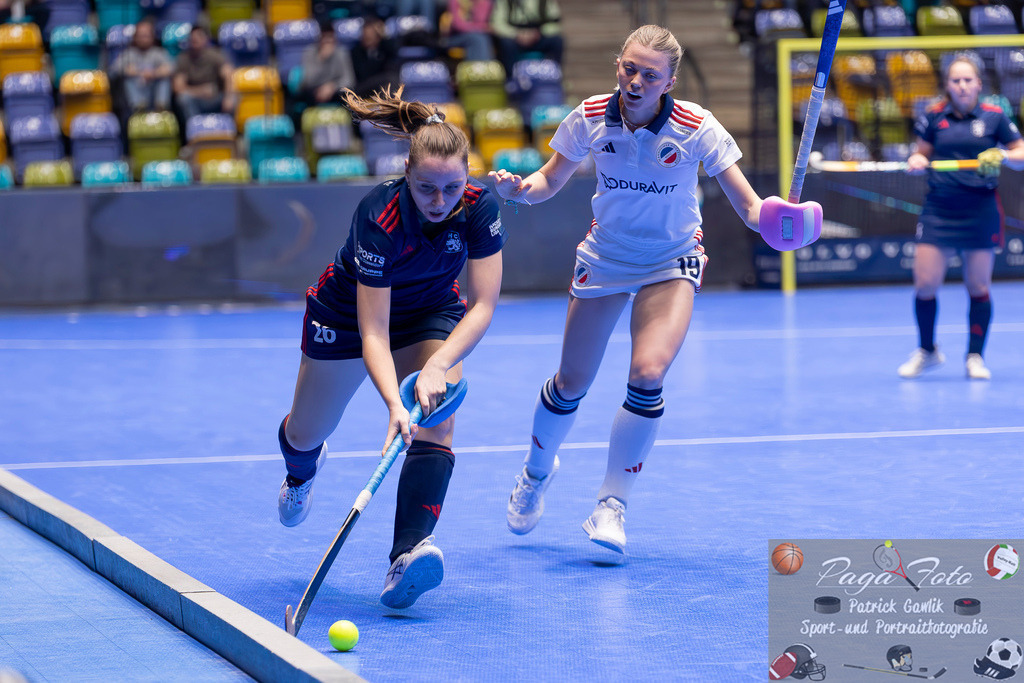 Volvo E.R.B. Final 4 Halbfinale Frauen: Mannheimer HC - Düsseldorfer HC, 25.01.2025 | Elisa Gräve (Düsseldorfer HC #26) am ball &amp; Verena Neumann (Mannheimer HC #19) im Hintergrund, Mannheimer HC - Düsseldorfer HC, Frankfurt, Süwag Arena, 25.1.2025 - Realisiert mit Pictrs.com