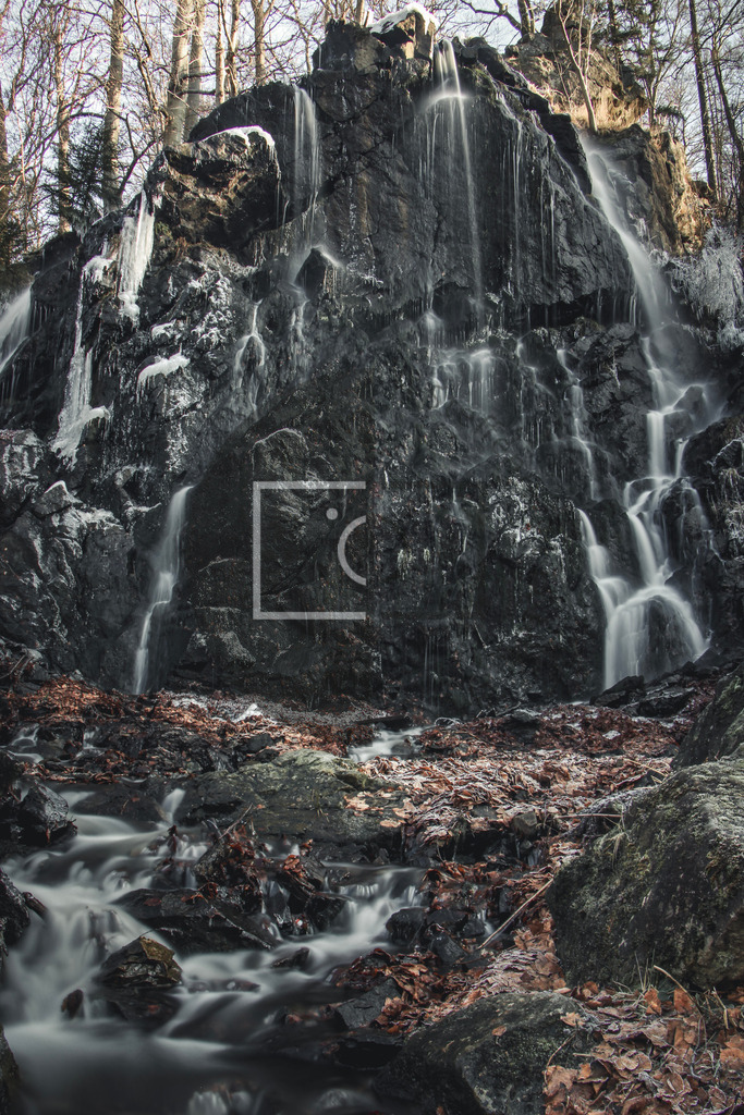 Wandbild kleiner Wasserfall | Ich bin Fotograf und auf meiner Webseite hast du die Möglichkeit meine fotografie als Wandbilder druckfertig für dein Zuhause zu bestellten. - Realisiert mit Pictrs.com