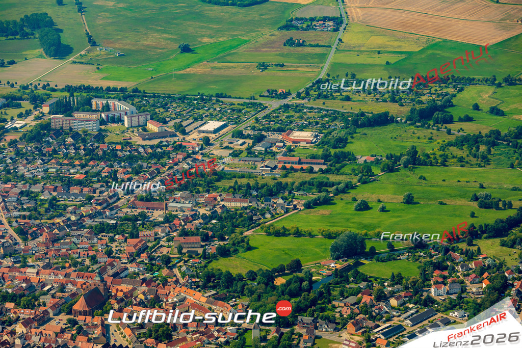 Übersichts Bild Osterburg - Die Luftaufnahme wurde 2025 vom UL-Flugzeug heraus erstellt ( keine Drohnenaufnahme ) - Hochauflösende Luftaufnahme - für Wandbilder und großformatige Ausdrucke geeignet. Das besondere Geschenk!Hier alle&nbsp;Infos zur Lizenzierung der LuftaufnahmeWir fliegen auch dieses Jahr wieder in Ihre Region um Luftbilder zu erstellen.- Luftbild anfragen