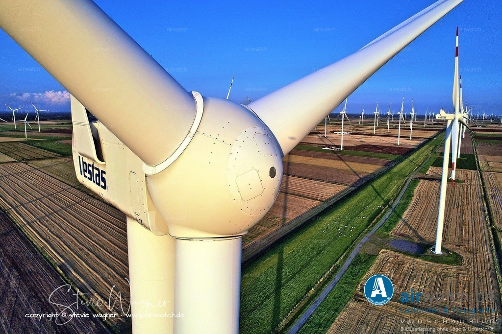 Windpark Gemeinde Reussenkoege in Nordfriesland - Luftbild | Entdecken Sie atemberaubende Luftbilder und Fotografien auf airwatch.de - Tauchen Sie ein in eine Welt voller faszinierender Aufnahmen aus der Vogelperspektive.