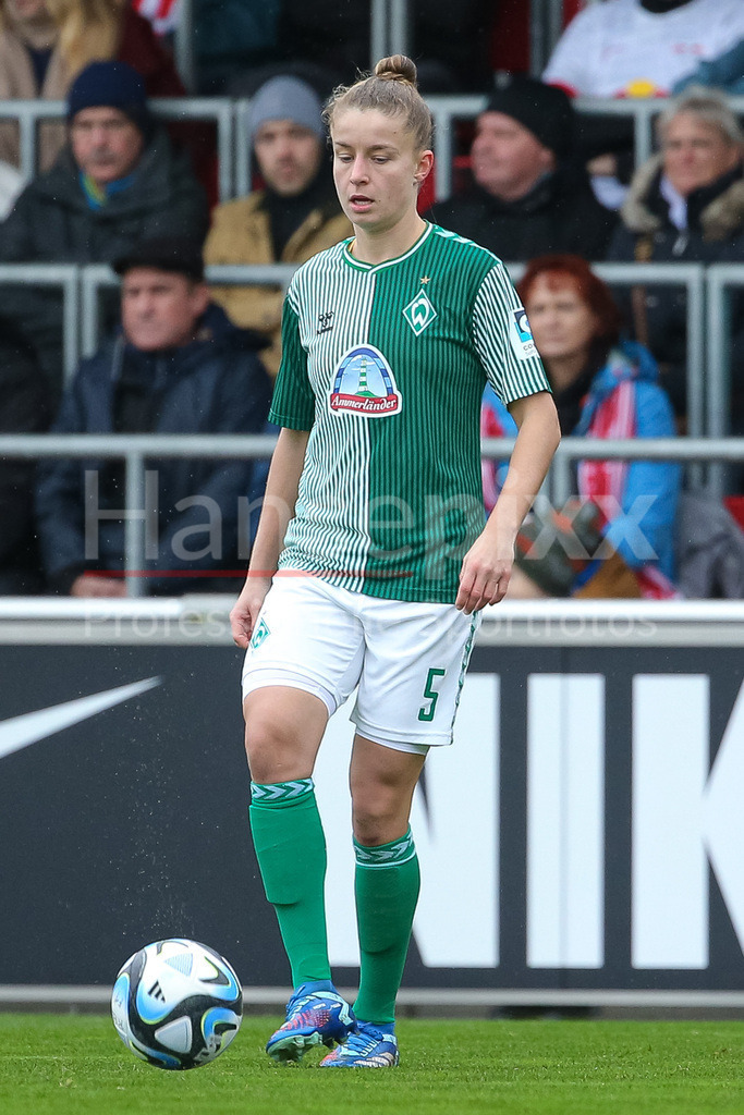 Fussball, Google Pixel Frauen-Bundesliga, RB Leipzig - SV Werder Bremen | v.li.: Michelle Ulbrich (SV Werder Bremen, 5) am Ball, Freisteller, Einzelbild, Ganzkörper, Aktion, Action, Spielszene, DIE DFB-RICHTLINIEN UNTERSAGEN JEGLICHE NUTZUNG VON FOTOS ALS SEQUENZBILDER UND/ODER VIDEOÄHNLICHE FOTOSTRECKEN. DFB REGULATIONS PROHIBIT ANY USE OF PHOTOGRAPHS AS IMAGE SEQUENCES AND/OR QUASI-VIDEO.