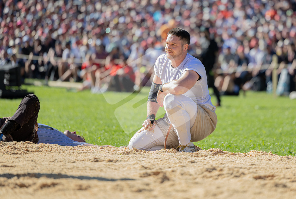 ESAF2025_08Gang_7274 | Die Schwinger des Schwyzer Kantonalen Schwingerverbandes: Fotos, die Dynamik und Leidenschaft festhalten, sowie emotionale Momente aus dem traditionellen Schwingsport zeigen. - Realisiert mit Pictrs.com