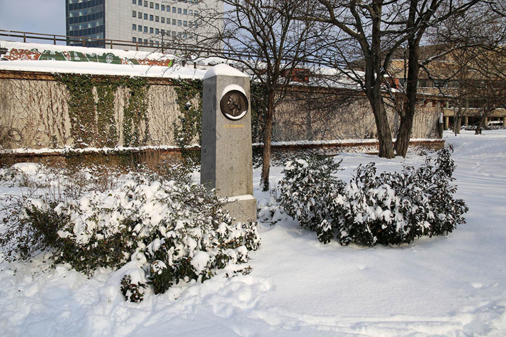 Robert-Schumann-Denkmal im Winter | Entdecke über 20 Kategorien Leipzig-Motive: Foto-Downloads, hochwertige Poster, Leinwand- & Fine-Art-Prints. Jetzt Lieblingsfoto im Bildlexikon Leipzig Shop bestellen!