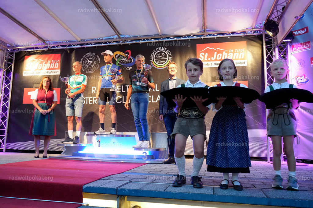 1280_20230817_Bewerb_Maenner_Muehlanger | AUT - OESTERREICH, 2023-08-16: SPORT RENNRAD-FAHREN - 55. INTERNATIONALER RADWELTPOKAL IN ST. JOHANN IN TIROL  - Vintage-Radrennen mit WM-Bronze-Medaillen-Siegerin Christina Schweinberger, den Teilnehmer und Alexander Baumann (vom Orginastions-Team) - TAG 2 BEWERB MAENNER IN SECHS GRUPPEN  ; Foto: Roland Muehlanger