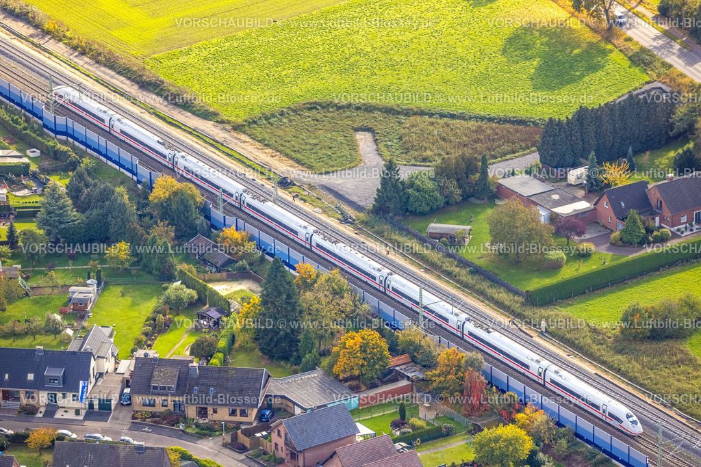 Rees251004653 | Luftbild, ICE-Zug auf der Betuwe-Linie in Haldern, Schallschutzwand, Haldern, Rees, Niederrhein, Nordrhein-Westfalen, Deutschland