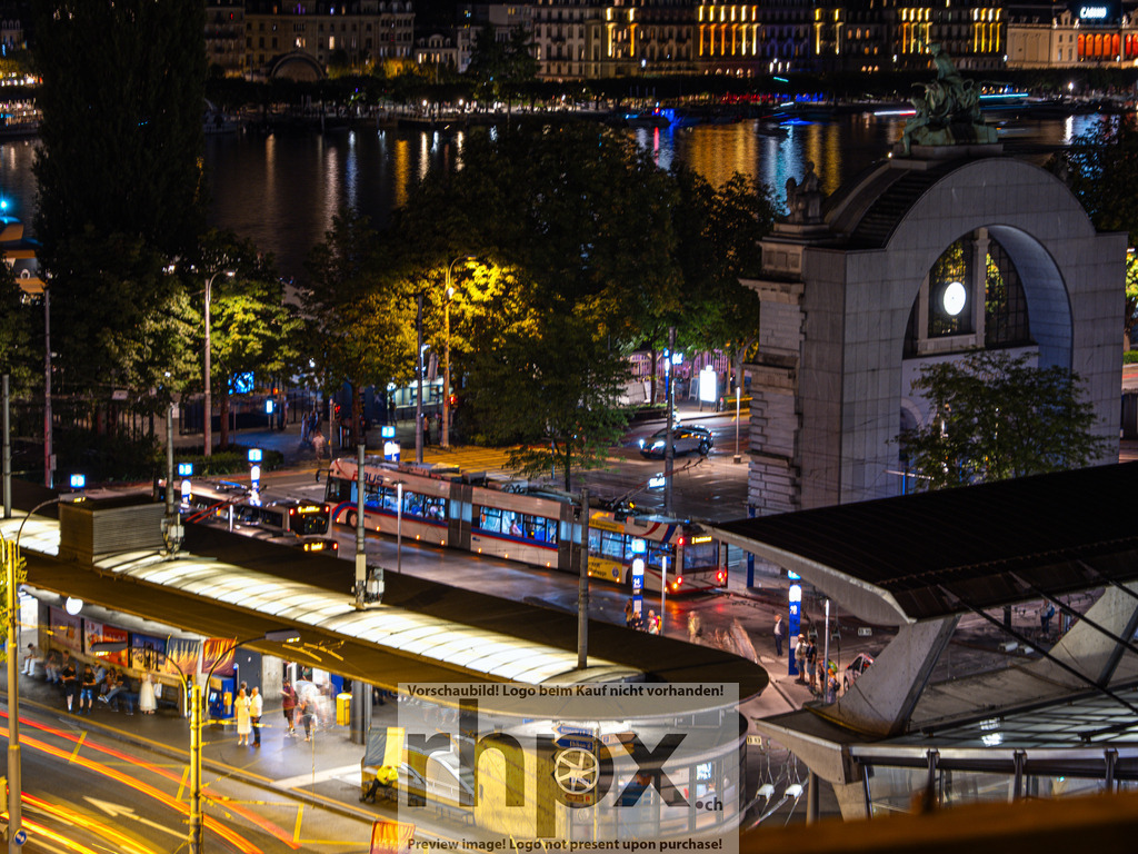 Nacht am Bahnhofplatz | Nacht. Rhythmus. Licht.
Die pulsierende Energie des Bahnhofplatzes verwandelt sich bei Nacht in ein faszinierendes Meer aus Lichtern und Farben. Der Blick über das geschäftige Treiben am Knotenpunkt der Stadt bis hin zum ruhig glitzernden Seebecken fängt die moderne Dynamik von Luzern perfekt ein.
Wähle unter "Produktauswahl" dein Wunschformat: Vom klassischen Wandbild über Puzzle &amp; Tassen bis zum digitalen Download (z.B. als Handy-Hintergrund).
 - Realisiert mit Pictrs.com