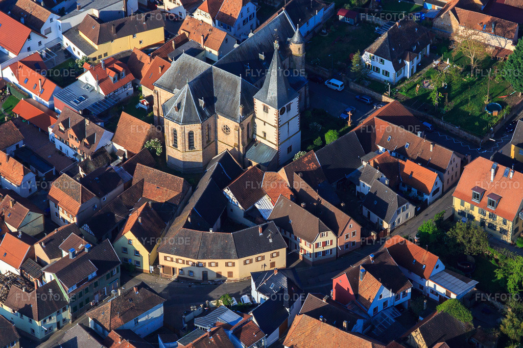 Luftbild: Kirche in der Ortsmitte im Ortsteil Arzheim in Landau im Bundesland Rheinland-Pfalz in Deutschland. Foto: IMG_113929.jpg vom 01.05.2019 durch Werner Riehm/FLY-FOTO.de