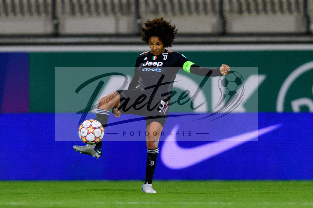 WOBJUV20211118_155 | Fussball, Frauen: Sara Gama (Juventus FC) in Aktion, am Ball, Einzelaktion bei dem Spiel der UEFA Women´s Champions League zwischen VfL Wolfsburg und Juventus Turin im AOK-Stadion am 18.11.2021 in Wolfsburg, Deutschland. - Realisiert mit Pictrs.com