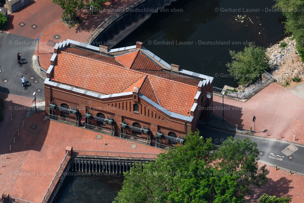 4030824 | HANNOVER 02.06.2020 Tourismus- Attraktion und Sehenswürdigkeit Wehrbrückenhaus über die Leine an der Straße Leineinsel im Ortsteil Wülfel in Hannover im Bundesland Niedersachsen, Deutschland. Weiterführende Informationen bei: Hannover.de Internet Gesellschaft mit beschränkter Haftung. // Tourist attraction and sightseeing Wehrbrueckenhaus about the Leine on street Leineinsel in the district Wuelfel in Hannover in the state Lower Saxony, Germany. Further information at: Hannover.de Internet Gesellschaft mit beschraenkter Haftung. Foto: Gerhard Launer