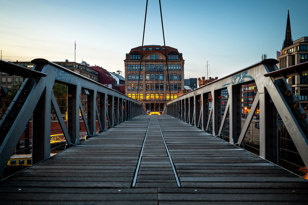 10231035 - Kehrwiedersteg und Haus der Seefahrt | Blick vom Kehrwiedersteg auf das Haus der Seefahrt.