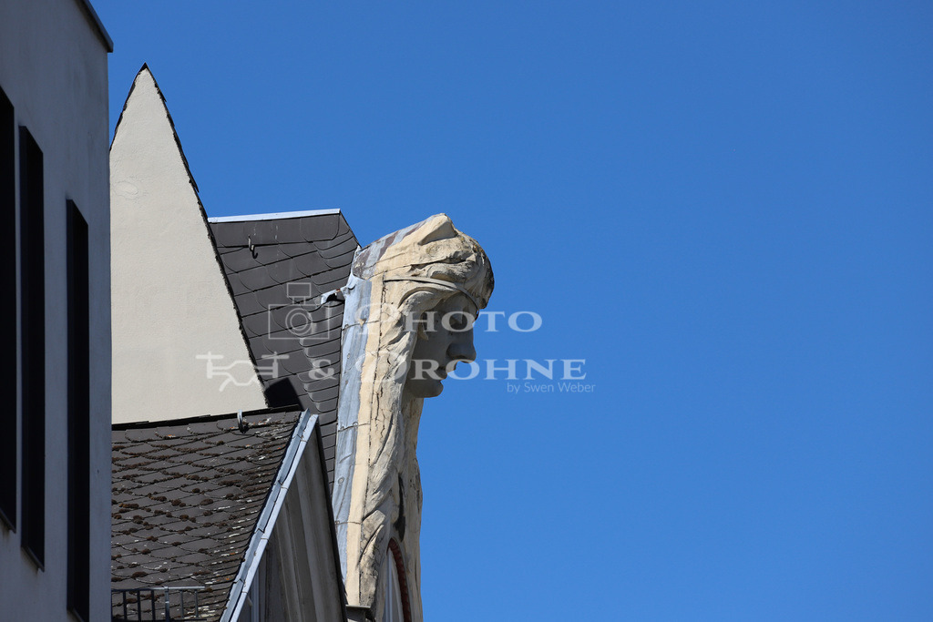 koblenz altstadt hygieia -9968 | Hygieia Darstellung im Jugendstil an einem Dachgiebel in der Koblenzer Altstadt. Das Kunstwerk findet man in der Firmungsstraße. Ob der Bildhauer oder Künstler vom Mittelrhein stammt ist nicht bekannt. - Realisiert mit Pictrs.com