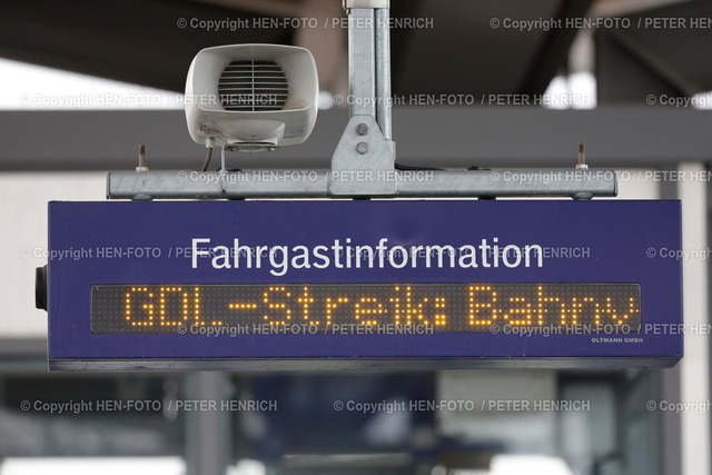 Lokführerstreik | 10.01.2024 Befristeter GDL Streik der Gewerkschaft Deutscher Lokführer beeinträchtigt ÖPNV der Deutschen Bahn und S-Bahn vom 10.1. bis 12.1.2024 18 Uhr - Laut Notfahrplan der Bahn sollen 20 Prozent der Züge fahren - Fahrgastinformation (Foto: Peter Henrich) - Realisiert mit Pictrs.com