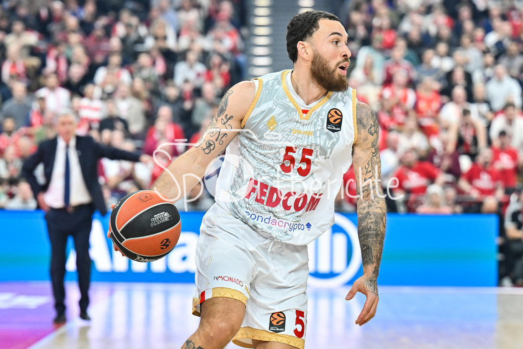 FC Bayern Basketball - AS Monaco Basket | MUNICH, GERMANY - 05. FEBRUARY: am Ball Mike JAMES (AS Monaco Basket 55)/ Einzelfoto / Freisteller während dem Match zwischen dem FC Bayern Basketball und dem AS Monaco Basket am 27. Spieltag der EuroLeague im SAP GARDEN
