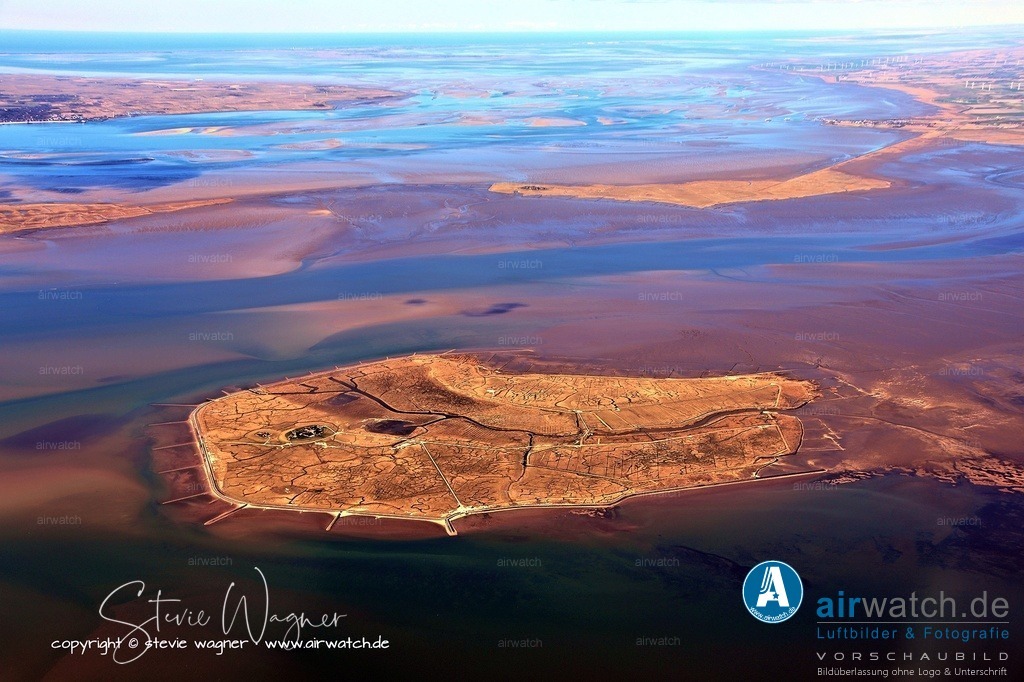 Luftbild Hallig Groede - Deutschlands kleinste Gemeinde | Entdecken Sie atemberaubende Luftbilder und Fotografien auf airwatch.de - Tauchen Sie ein in eine Welt voller faszinierender Aufnahmen aus der Vogelperspektive.