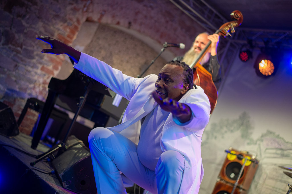 Summ Summ Salsa | Kinderkonzert Summ Summ Salsa mit Klazz Brothers & Cuba Percussion im Forte Belvedere Leisnig zum Festival Hallo Leisnig 2022. - Realisiert mit Pictrs.com