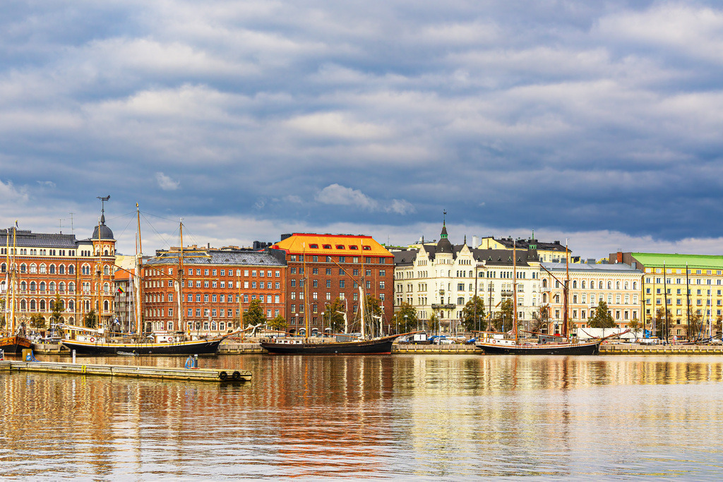 Segelschiffe und historische Gebäude in Helsinki, Finnland | Segelschiffe und historische Gebäude in Helsinki, Finnland.