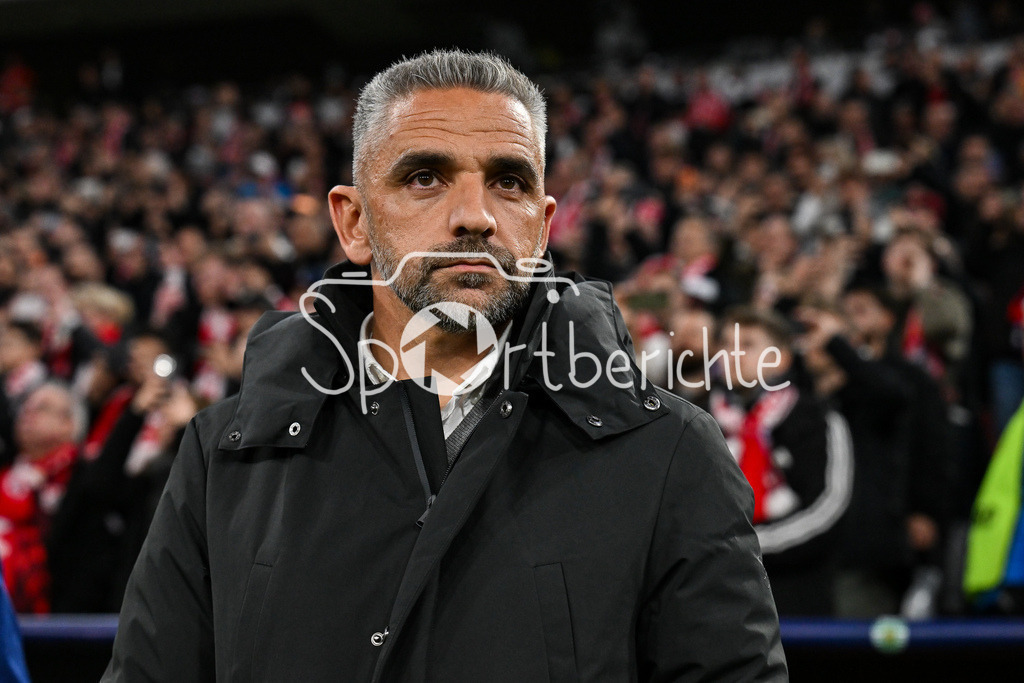 FC Bayern München - Sporting Lissabon | MUNICH, GERMANY - 09. DECEMBER: im Bild Rui Manuel GOMES BORGES Headcoach Sporting CP vor dem Match zwischen dem FC Bayern München und Sporting Lissabon am 6. Spieltag der UEFA Champions League Ligaphase in der Allianz Arena