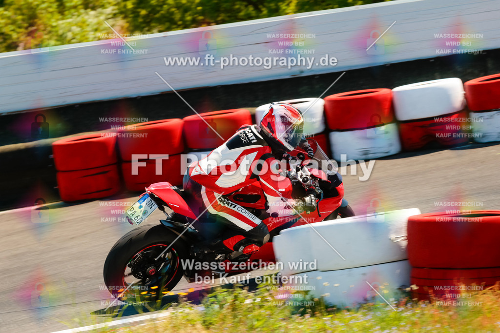 Moto-TeamOBK-21891 | Hier findet Ihr Bilder von Touristenfahrten auf der Nürburgring Nordschleife oder von anderen Veranstaltungen die ich besucht habe. Viel Spass beim Durch Schauen 