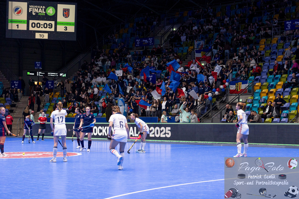 Volvo E.R.B. Final 4 Halbfinale Frauen: Mannheimer HC - Düsseldorfer HC, 25.01.2025 | Fans aus Mannheim wehen mit Fähnchen, Mannheimer HC - Düsseldorfer HC, Frankfurt, Süwag Arena, 25.1.2025 - Realisiert mit Pictrs.com