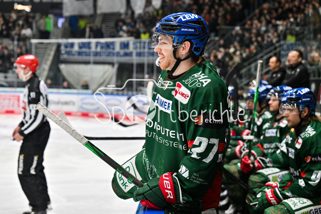 Augsburger Panther - Dresdner Eislöwen | AUGSBURG, GERMANY - 04. DECEMBER: im Bild Kyle MAYHEW (Augsburger Panther 27) bei einem Sprung über die Bande während dem Match zwischen den Augsburger Panthern und den Dresdner Eislöwen am 25 Spieltag der PENNY DEL im Curt Frenzel Stadion