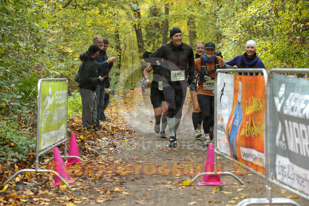 251026_1339_EX1_3807 | Sportfotografie im Rhein-Sieg Kreis, Köln, Bonn, NRW, Rheinland Pfalz, Hessen, etc. Unser Tätigkeitsfeld umfasst den Laufsport vom Volkslauf über den Marathon, Duathlon, Triathon bis zum Ultralauf wie Kölnpfad Ultra oder Schindertrail.