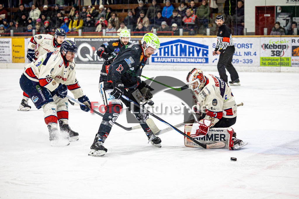 Peißenberg MINERS gegen VfE Ulm/Neu-Ulm DEVILS | Eishockey Bayernliga 2025/26 Vorrunde 24. Spieltag, Peißenberg MINERS gegen VfE Ulm/Neu-Ulm DEVILS, 20260104,Torchance Weiland PARRISH (MINERS 13),2026-01-04 in Peißenberg (flatbuy Arena Peißenberg), Maximilian RIEGER (VfE Ulm/Neu-Ulm DEVILS 86), Weiland PARRISH (MINERS 13), David HECKENBERGER (VfE Ulm/Neu-Ulm DEVILS 3)Copyright: WolfgangxLindner www.foto-lindner.de