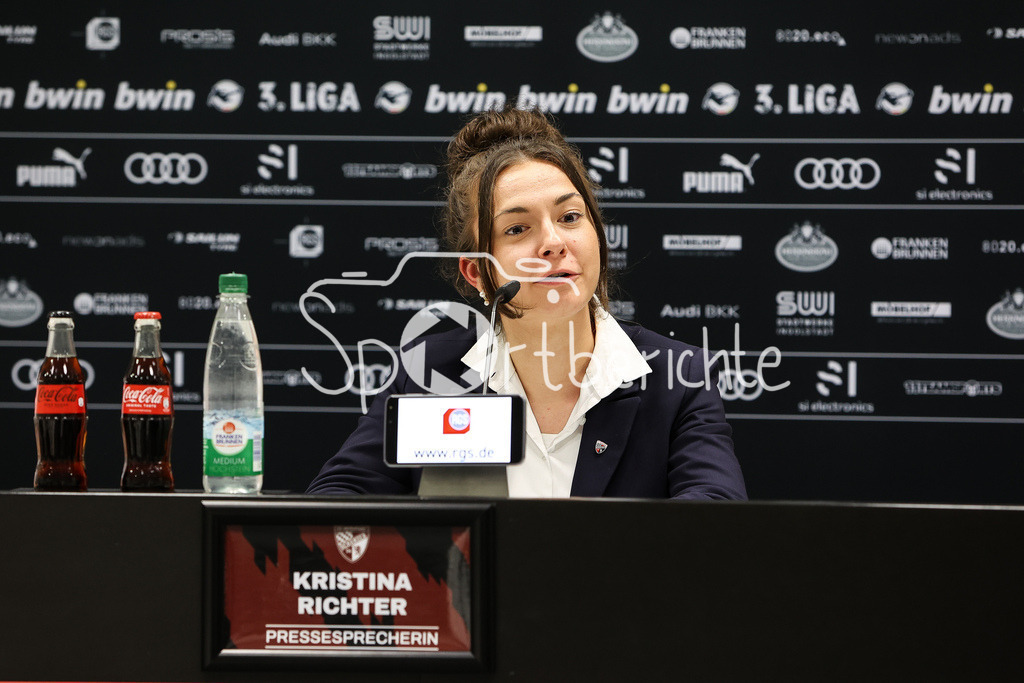 FC Ingolstadt - SV Waldhof Mannheim | Bei der Pressekonferenz nach der Partie zwischen Ingolstadt und Mannheim, FC Ingolstadt Pressesprecherin Kristina RICHTER in Aktion / Freisteller / Einzelfoto