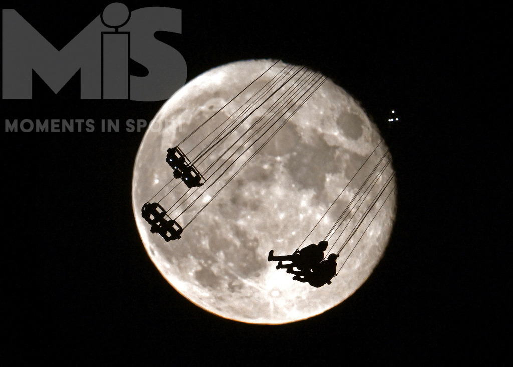 MIS_041221_bf099.JPG | 11.09.2022, Vollmond-Nacht, der Mond steht am Himmel, direkt hinter dem Fahrgeschäft "Allgäu-Flieger" im Skylinepark Rammingen. In den Gondeln des 150 Meter hohen Kettenkarusells kann man in dieser Nacht bis zum Mond und zurück fliegen... Fotografiert mit 800mm Teleobjektiv.  - Realisiert mit Pictrs.com