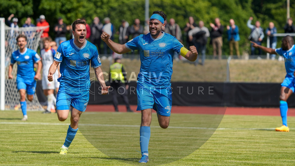 Fußball, Herren, Saison 2024/2025, Finaltag der Amateure 2025, Landespokal Brandenburg, Finale, VfB 1921 Krieschow vs. RSV Eintracht 1949, Samstag 24.05.2025, Volksparkstadion Neuruppin, | Fußball, Herren, Saison 2024/2025, Finaltag der Amateure 2025, Landespokal Brandenburg, Finale, VfB 1921 Krieschow vs. RSV Eintracht 1949, Samstag 24.05.2025, Volksparkstadion Neuruppin, Im Bild: Ernes Matjaz jubelt über den Führungstreffer zum 1:0. - Realisiert mit Pictrs.com