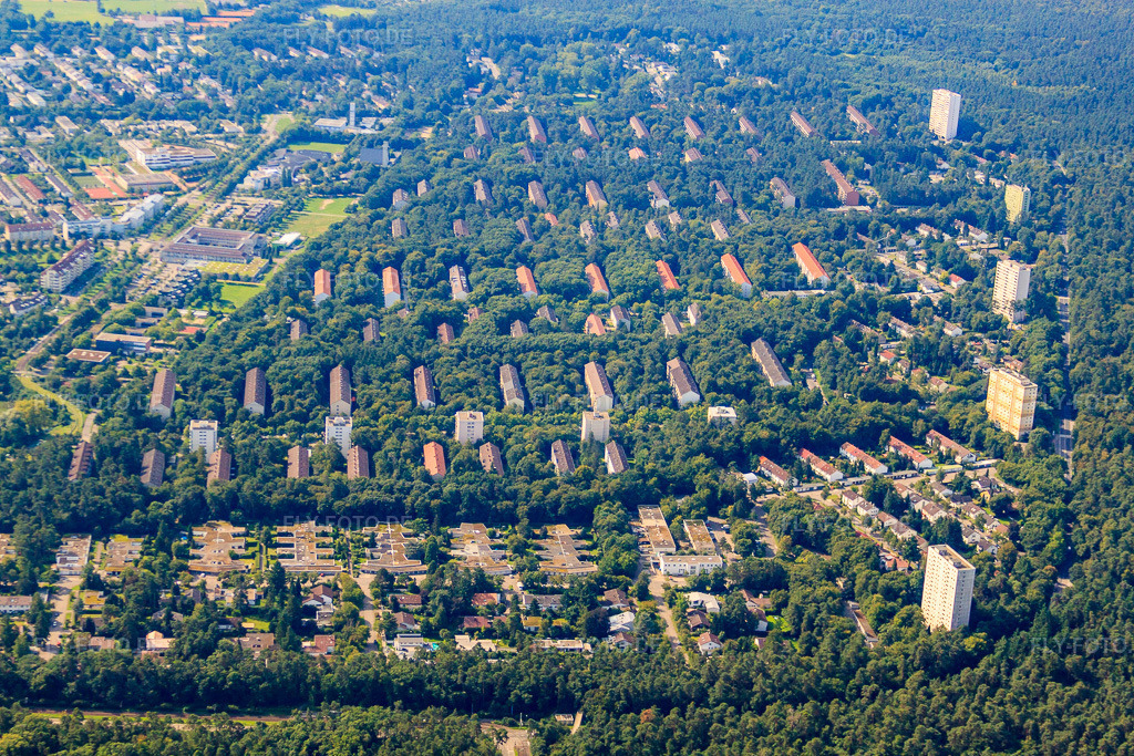 Luftbild: Stadtansicht von Norden im Ortsteil Waldstadt in Karlsruhe im Bundesland Baden-Württemberg in Deutschland. Foto: IMG_33451.jpg vom 05.09.2010 durch Werner Riehm/FLY-FOTO.de