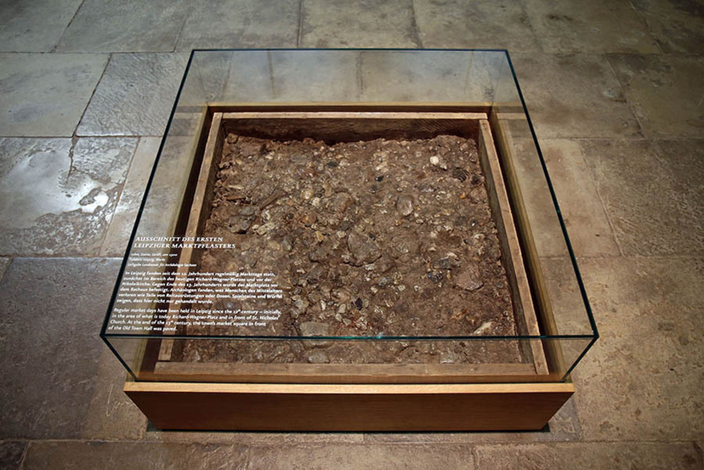 Foto: Leipzig - Stadtgründung Leipzig - Stadtbrief - Ausschnitt des ersten Leipziger Marktpflaster um 1300 - Ausstellung im Stadtgeschichtlichen Museum Leipzig | Das Team hinter BILDLEXIKON LEIPZIG bündelt historische wie aktuelle Informationen über die Stadt Leipzig in Text und Bild auf einer Plattform und stellt diese der interessierten Öffentlichkeit zur Verfügung.