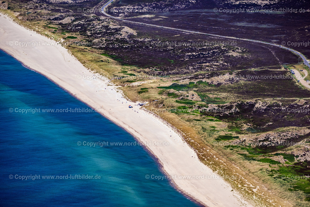 Sylt_List_Abessinien_Fkk_Strand_List_ELS_5608130625 | LIST 13.06.2025 FKK Strand Sand- Dünen- und Heide- Landschaft Nord- Sylt in List im Bundesland Schleswig-Holstein, Deutschland. Das Gebiet der drei Sylter Wanderdünen zwischen dem Weststrand und dem Ort List steht unter Naturschutz. Die Heidelandschaft und Sanddünen dürfen nur mit Sondergenehmigung betreten werden. // Nudist beach, sand dunes, and heathland landscape on North Sylt in List, Schleswig-Holstein, Germany. The area of Sylt's three shifting dunes between the west beach and the town of List is a nature reserve. Access to the heathland and sand dunes is permitted only with a special permit. Foto: Martin Elsen