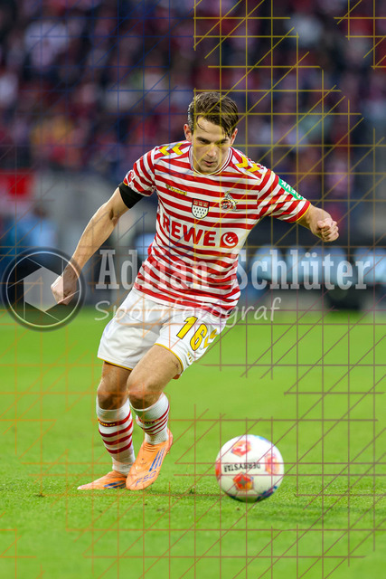 1. FC Köln vs Hamburger SV - 1. Bundesliga  | Köln, Deutschland, 02.11.25:   Jakub Kaminski (1. FC Köln) in Aktion am Ball, Einzelaktion waehrend des Spiels der Bundesliga zwischen  1. FC Köln vs Hamburger SV in der RheinEnergieStadion(Foto von Brauer-Fotoagentur / Adrian Schlueter)