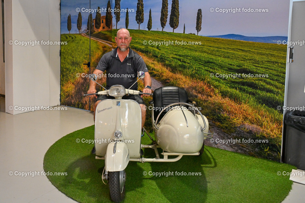 Italien_ Toskana_ Provinz Pisa_ Pontedera_ Vespa_ 29.05.2024-89 | 29.05.2024, Italien, ITA, Toskana, Pontedera im Bild Piaggio, Vespa, Museum

Piaggio ist ein italienischer Fahrzeughersteller mit Sitz in Pontedera. Das Unternehmen produziert verschiedene Mofas und Motorroller, unter anderem die Vespa, das Lastendreirad Ape sowie den Kleintransporter Porter. Zum Konzern gehören auch die Motorradmarken Aprilia, Derbi, Gilera, Laverda und Moto Guzzi. 
Quelle: Wikipedia