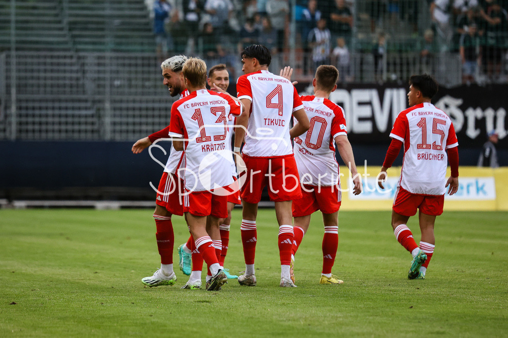 SV Wacker Burghausen - FC Bayern Amateure | Wieder jubeln die kleinen Bayern / Der Treffer zum 0-2 druch Dion BERISHA (FCB #11) / Jubel / Freude / Tor