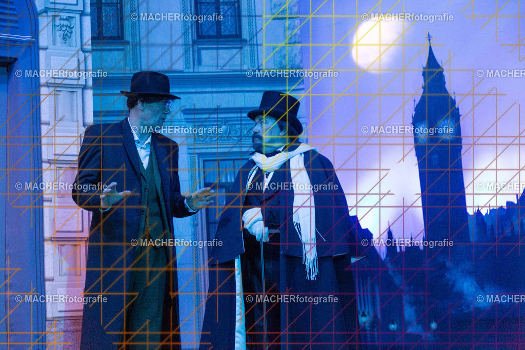 026_MFL-2025 | Portraitbilder von Regisseur; Darsteller; Techniker; Maske; Kostüme; Chor; Musiker; Bilderserie der Generalprobe und der Premierenvorstellung, Szenenbilder; Ausdrucksstudien; Bühnenüberblick; Bühnenkulissen; Pressefotos inkl. Redaktionsfoto Darstellergruppe.